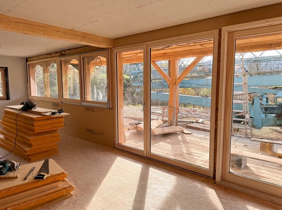 Chantier de rénovation intérieure avec pose de menuiseries bois