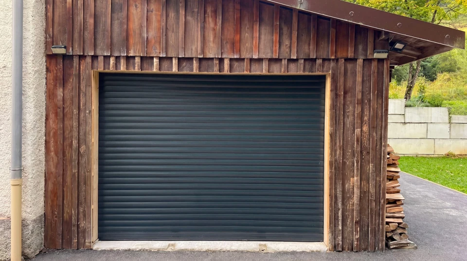 Atelier de menuiserie avec plusieurs portes en bois exposées