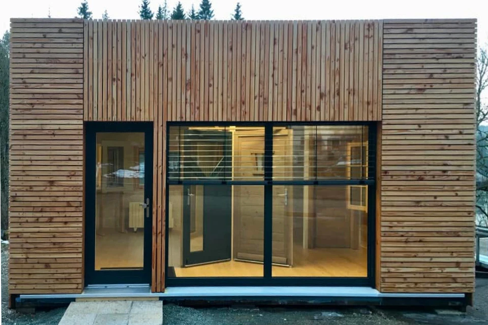 Fenêtre double vantail en bois massif naturel, encadrée de poutres en chêne brut aux formes organiques sculptées