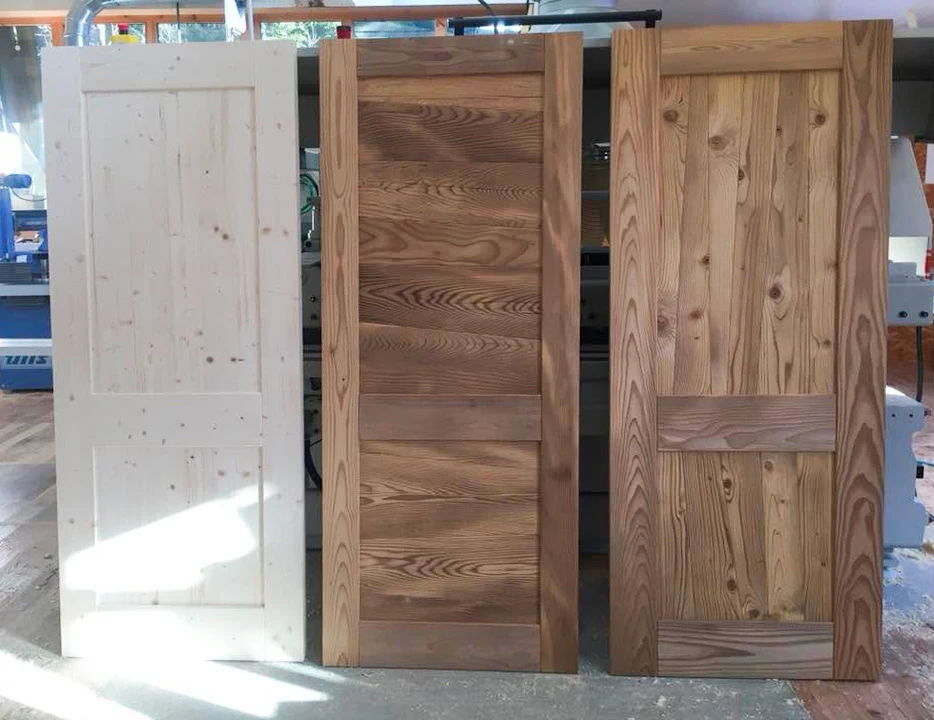 Atelier de menuiserie avec une porte intérieure en bois massif exposée au premier plan