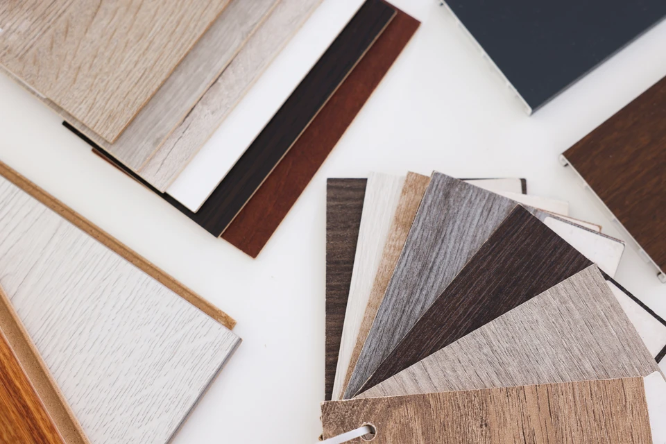 Atelier de menuiserie avec une porte intérieure en bois massif exposée au premier plan