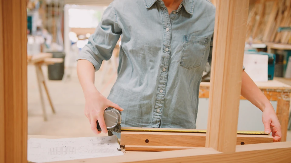 Atelier de menuiserie avec une porte intérieure en bois massif exposée au premier plan